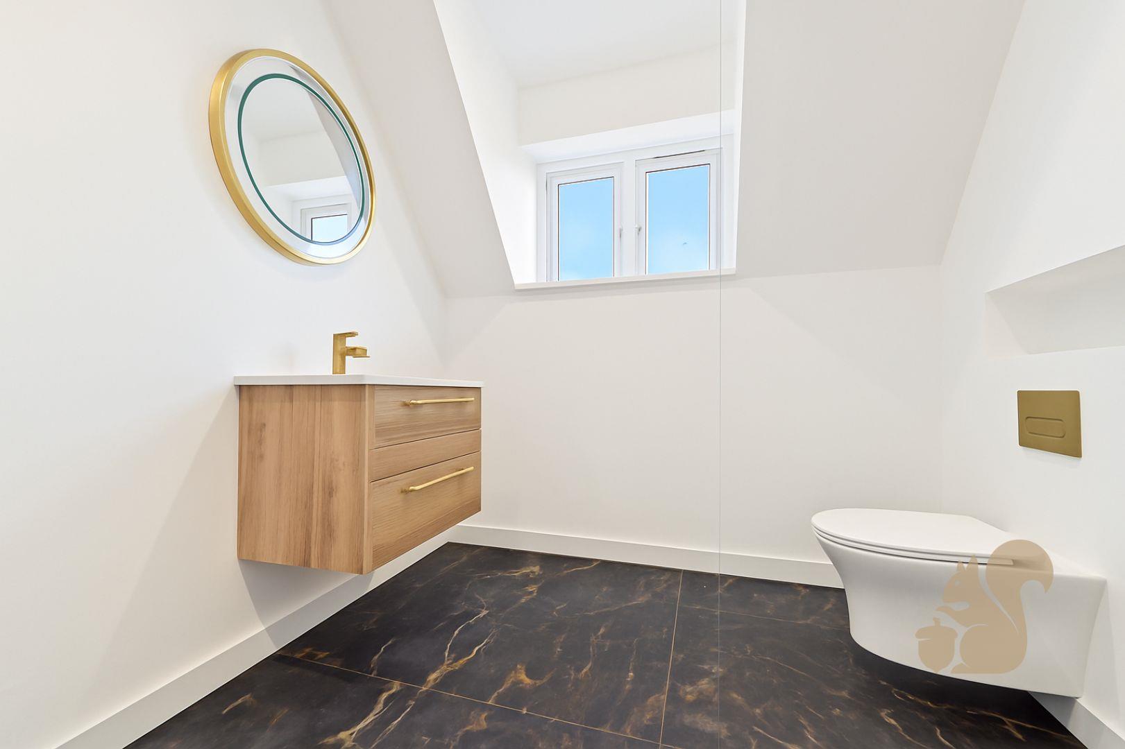 Stows Hill - En Suite 2.jpg